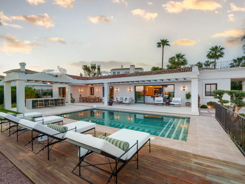Beautifully reimagined single-level villa nestled in the heart of Nueva Andalucía, just minutes from the prestigious Los Naranjos Golf Course. Designed and developed by Casas Fintech, this exquisite four bedroom residence blends Mediterranean elegance wit