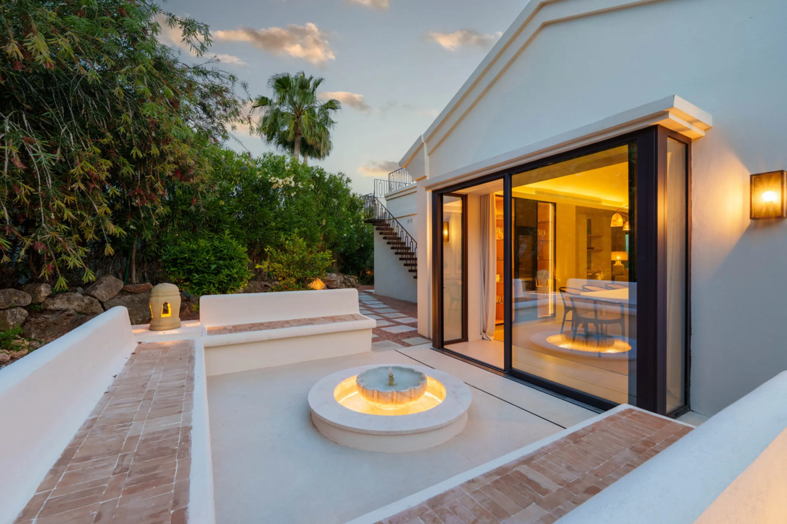 Beautifully reimagined single-level villa nestled in the heart of Nueva Andalucía, just minutes from the prestigious Los Naranjos Golf Course. Designed and developed by Casas Fintech, this exquisite four bedroom residence blends Mediterranean elegance wit