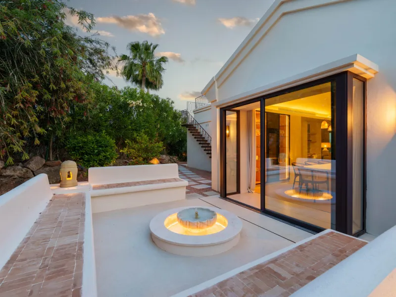 Beautifully reimagined single-level villa nestled in the heart of Nueva Andalucía, just minutes from the prestigious Los Naranjos Golf Course. Designed and developed by Casas Fintech, this exquisite four bedroom residence blends Mediterranean elegance wit