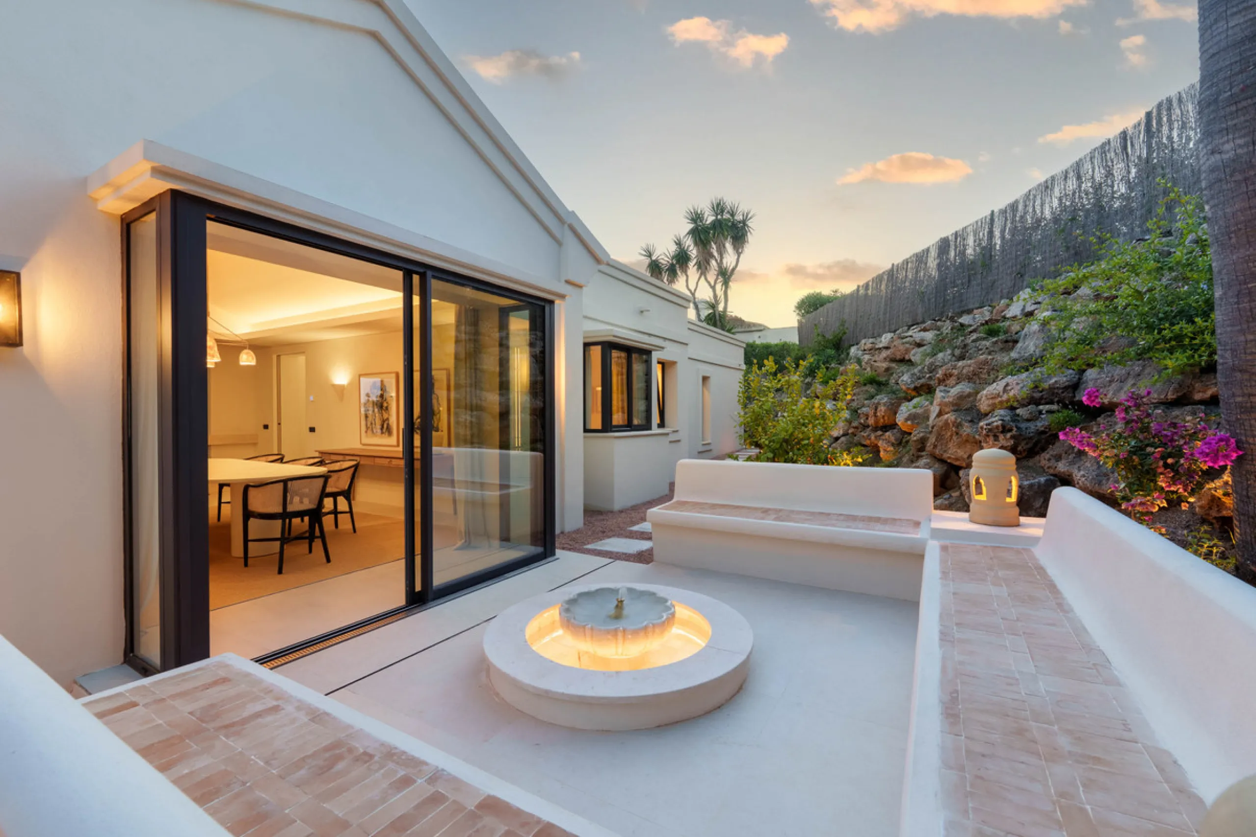 Beautifully reimagined single-level villa nestled in the heart of Nueva Andalucía, just minutes from the prestigious Los Naranjos Golf Course. Designed and developed by Casas Fintech, this exquisite four bedroom residence blends Mediterranean elegance wit