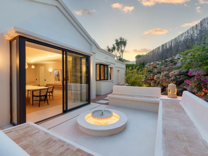 Beautifully reimagined single-level villa nestled in the heart of Nueva Andalucía, just minutes from the prestigious Los Naranjos Golf Course. Designed and developed by Casas Fintech, this exquisite four bedroom residence blends Mediterranean elegance wit