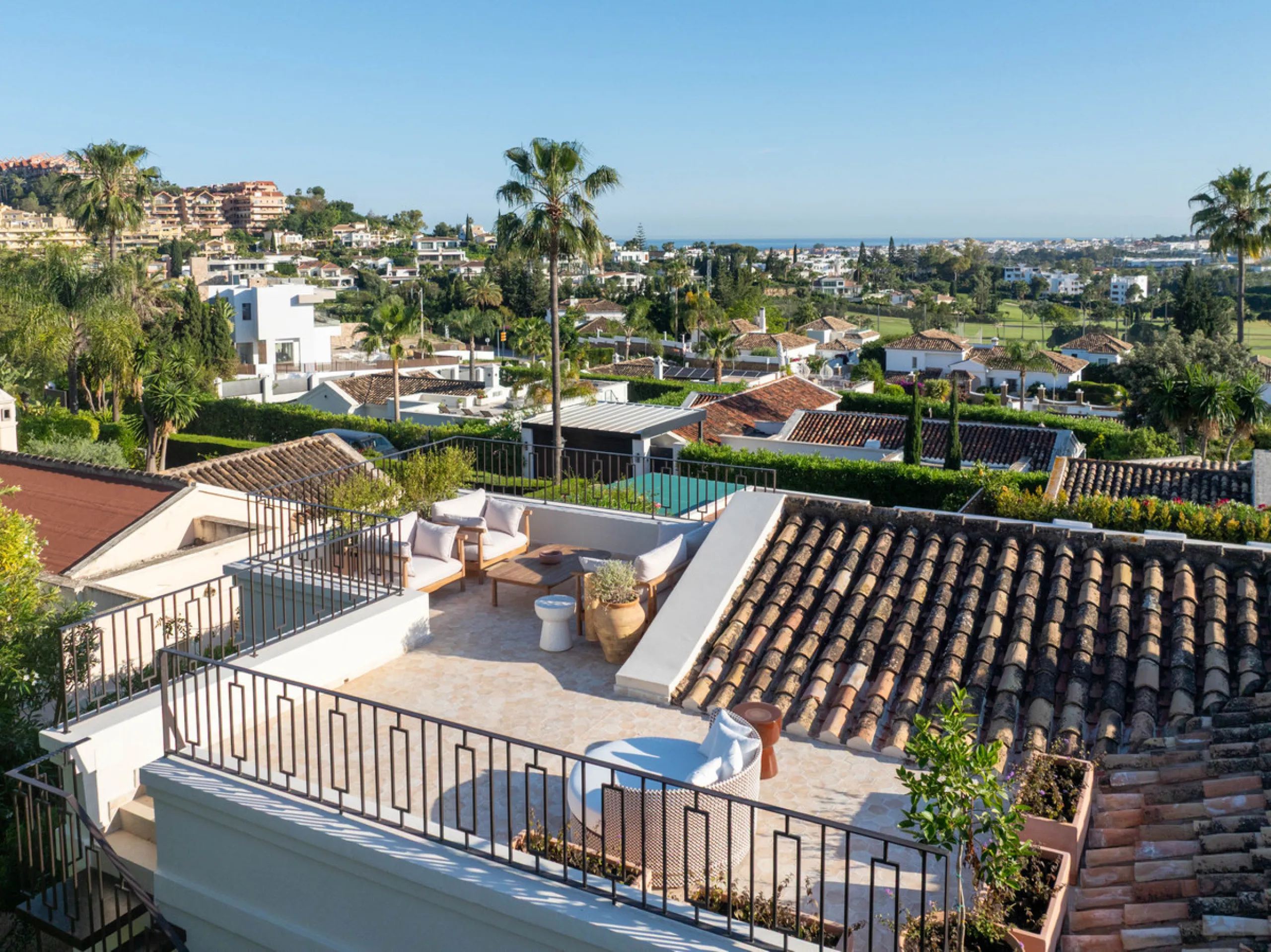 Beautifully reimagined single-level villa nestled in the heart of Nueva Andalucía, just minutes from the prestigious Los Naranjos Golf Course. Designed and developed by Casas Fintech, this exquisite four bedroom residence blends Mediterranean elegance wit