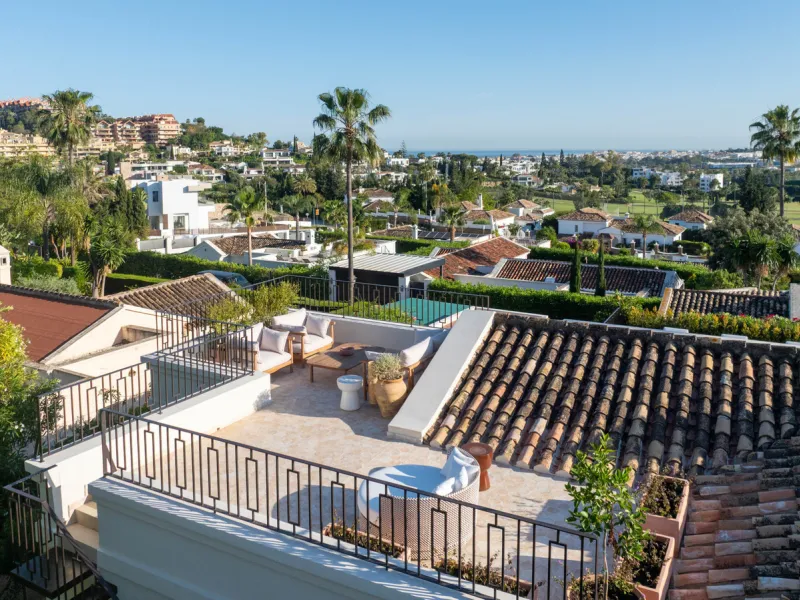 Beautifully reimagined single-level villa nestled in the heart of Nueva Andalucía, just minutes from the prestigious Los Naranjos Golf Course. Designed and developed by Casas Fintech, this exquisite four bedroom residence blends Mediterranean elegance wit
