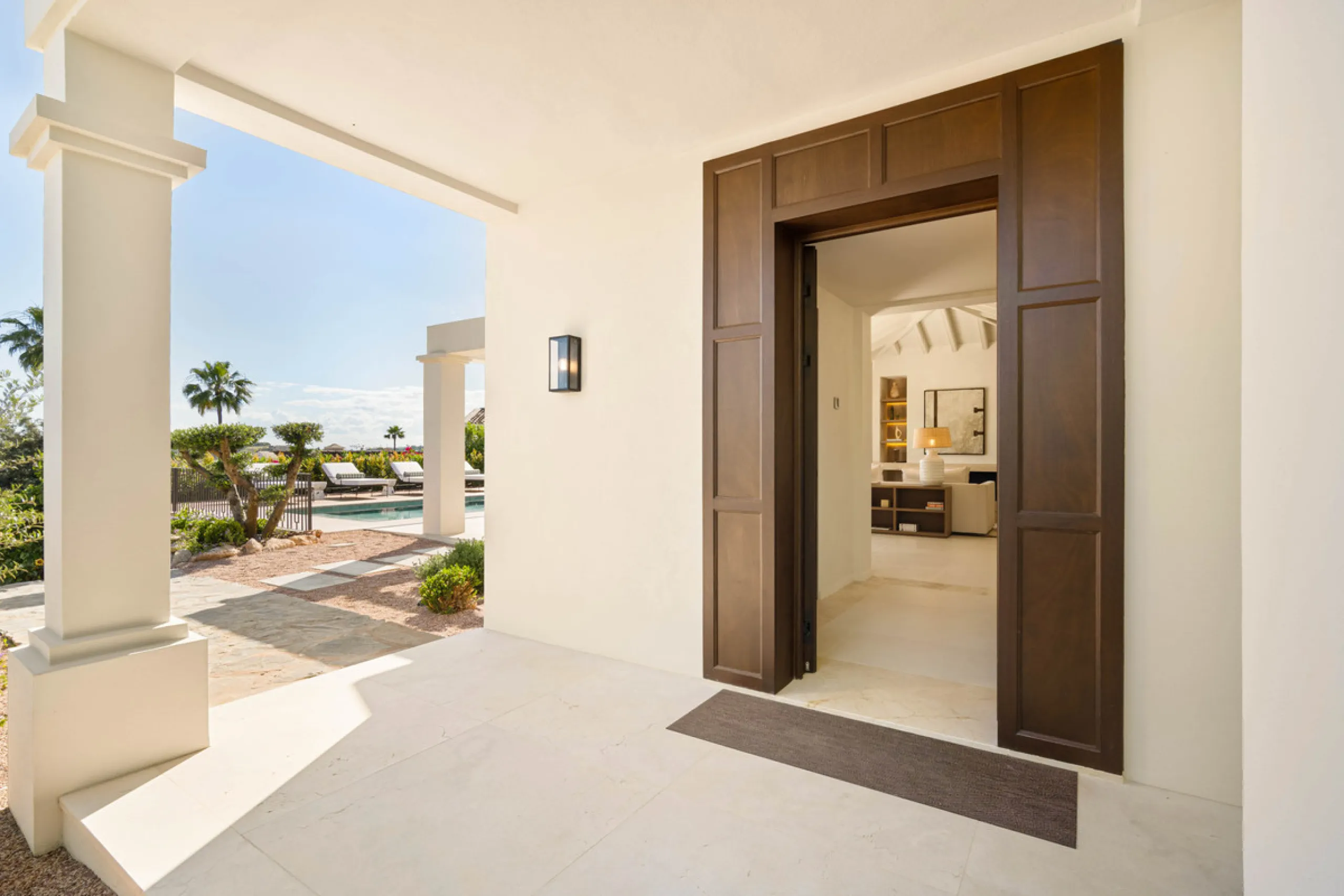 Beautifully reimagined single-level villa nestled in the heart of Nueva Andalucía, just minutes from the prestigious Los Naranjos Golf Course. Designed and developed by Casas Fintech, this exquisite four bedroom residence blends Mediterranean elegance wit