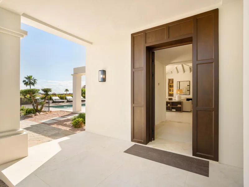 Beautifully reimagined single-level villa nestled in the heart of Nueva Andalucía, just minutes from the prestigious Los Naranjos Golf Course. Designed and developed by Casas Fintech, this exquisite four bedroom residence blends Mediterranean elegance wit