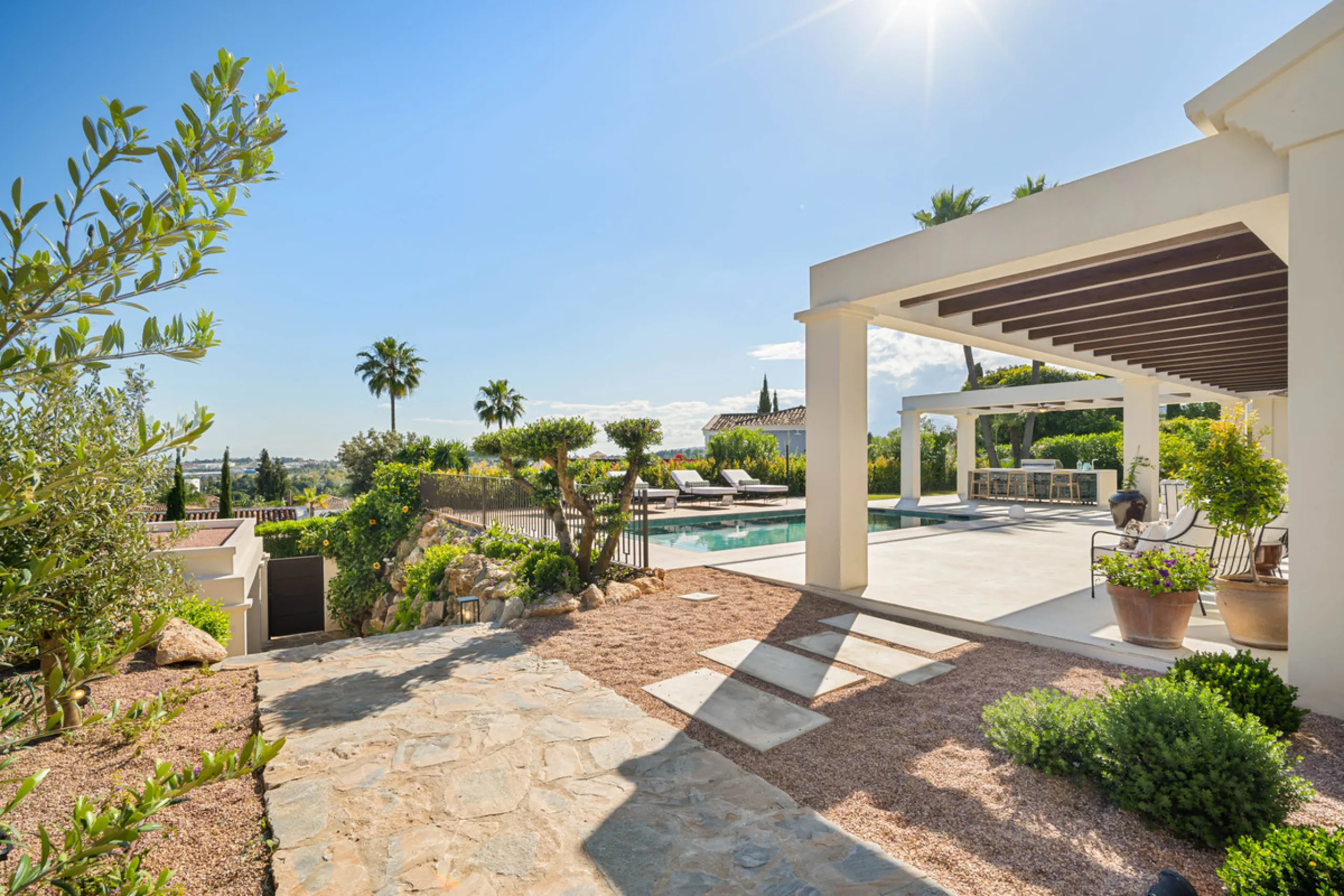 Beautifully reimagined single-level villa nestled in the heart of Nueva Andalucía, just minutes from the prestigious Los Naranjos Golf Course. Designed and developed by Casas Fintech, this exquisite four bedroom residence blends Mediterranean elegance wit