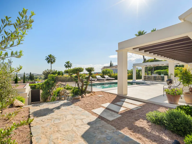 Beautifully reimagined single-level villa nestled in the heart of Nueva Andalucía, just minutes from the prestigious Los Naranjos Golf Course. Designed and developed by Casas Fintech, this exquisite four bedroom residence blends Mediterranean elegance wit