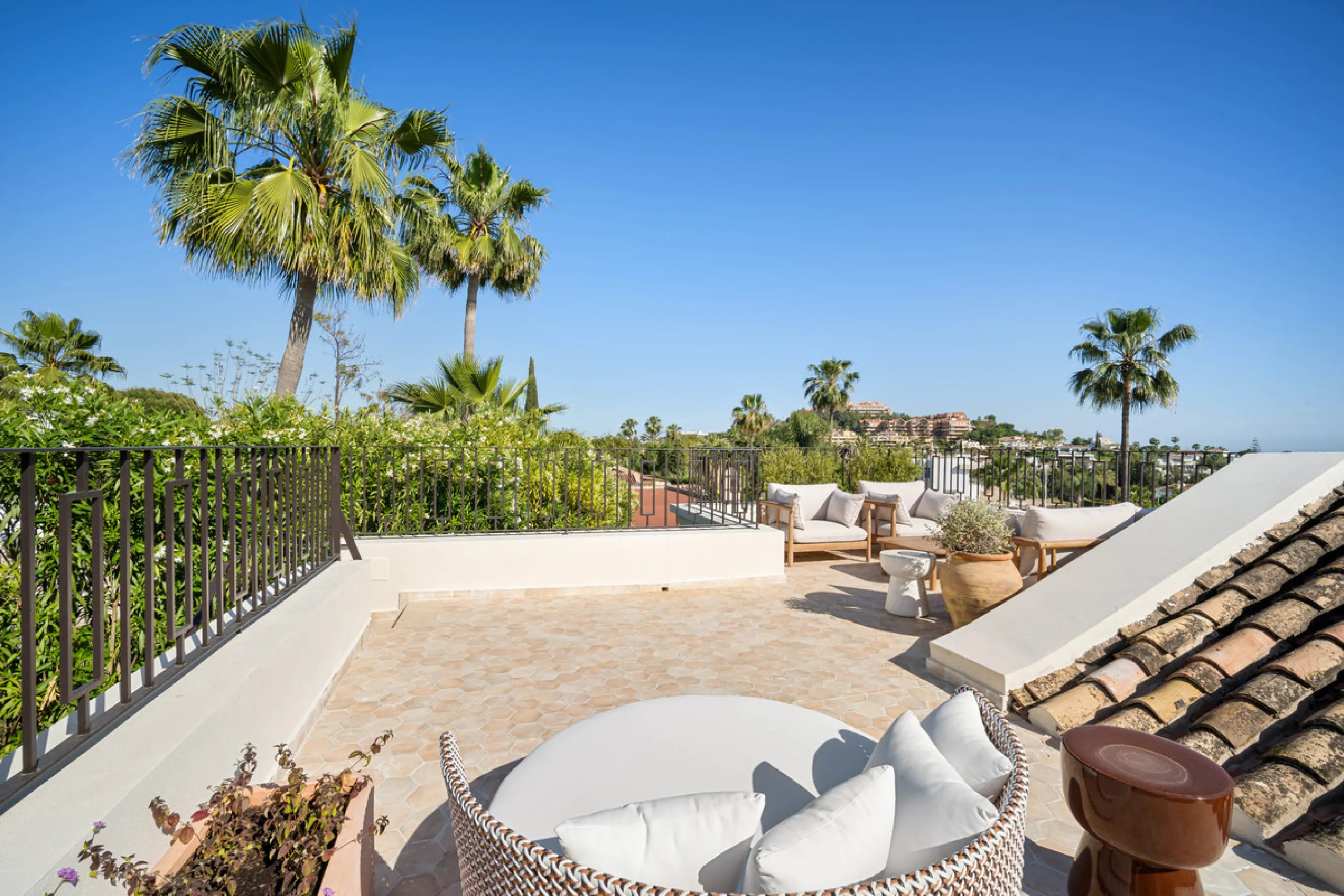 Beautifully reimagined single-level villa nestled in the heart of Nueva Andalucía, just minutes from the prestigious Los Naranjos Golf Course. Designed and developed by Casas Fintech, this exquisite four bedroom residence blends Mediterranean elegance wit