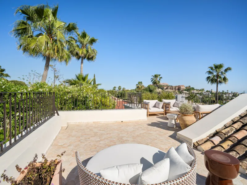 Beautifully reimagined single-level villa nestled in the heart of Nueva Andalucía, just minutes from the prestigious Los Naranjos Golf Course. Designed and developed by Casas Fintech, this exquisite four bedroom residence blends Mediterranean elegance wit