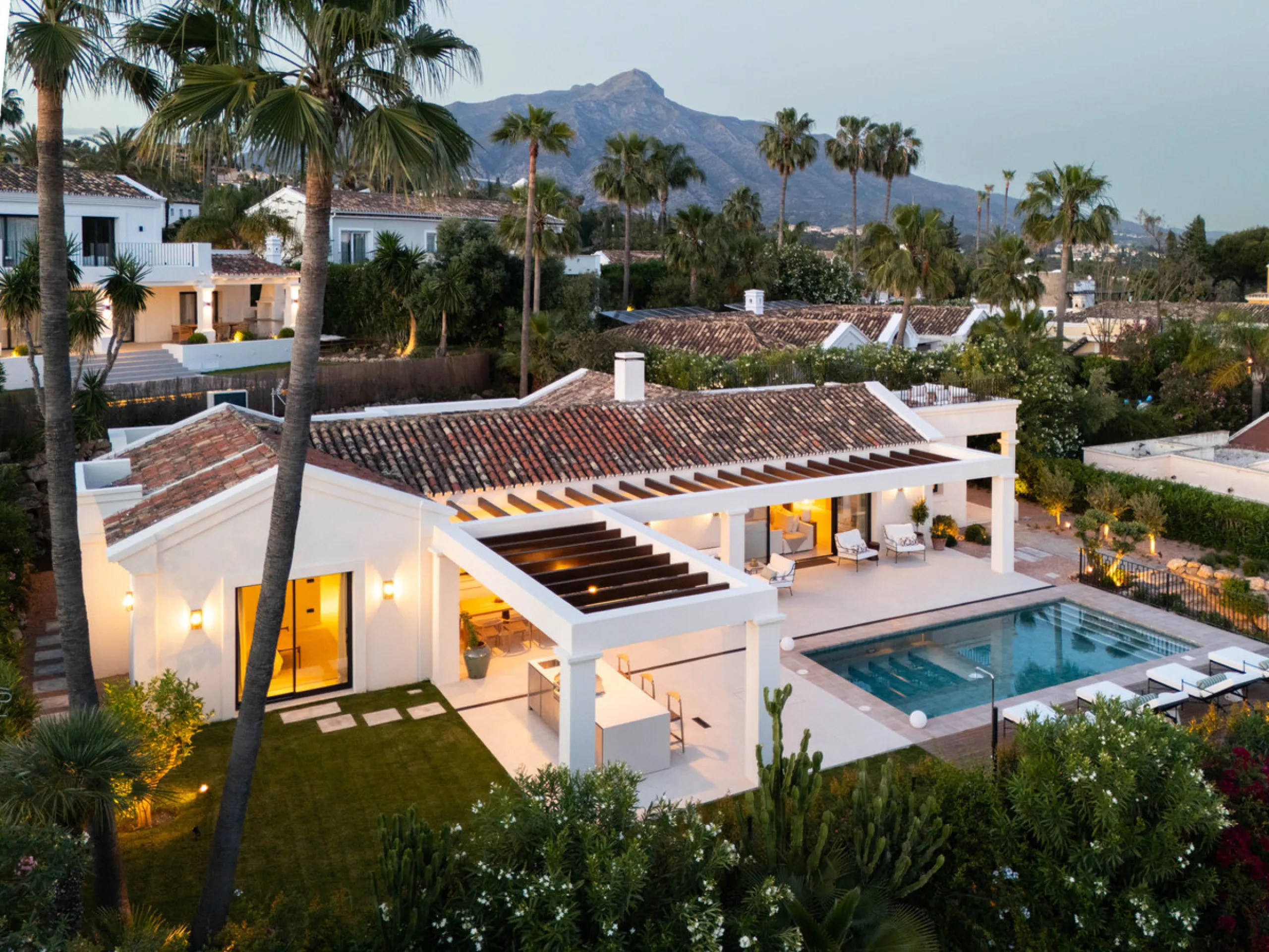 Beautifully reimagined single-level villa nestled in the heart of Nueva Andalucía, just minutes from the prestigious Los Naranjos Golf Course. Designed and developed by Casas Fintech, this exquisite four bedroom residence blends Mediterranean elegance wit