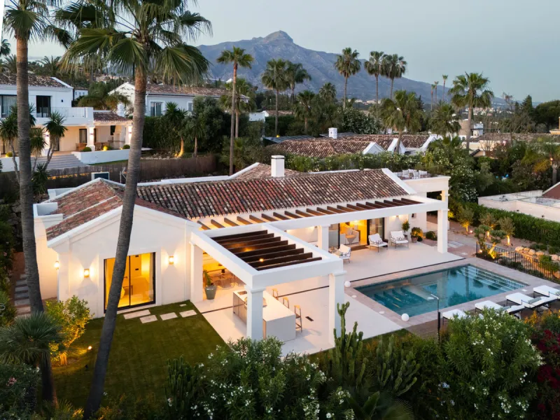 Beautifully reimagined single-level villa nestled in the heart of Nueva Andalucía, just minutes from the prestigious Los Naranjos Golf Course. Designed and developed by Casas Fintech, this exquisite four bedroom residence blends Mediterranean elegance wit