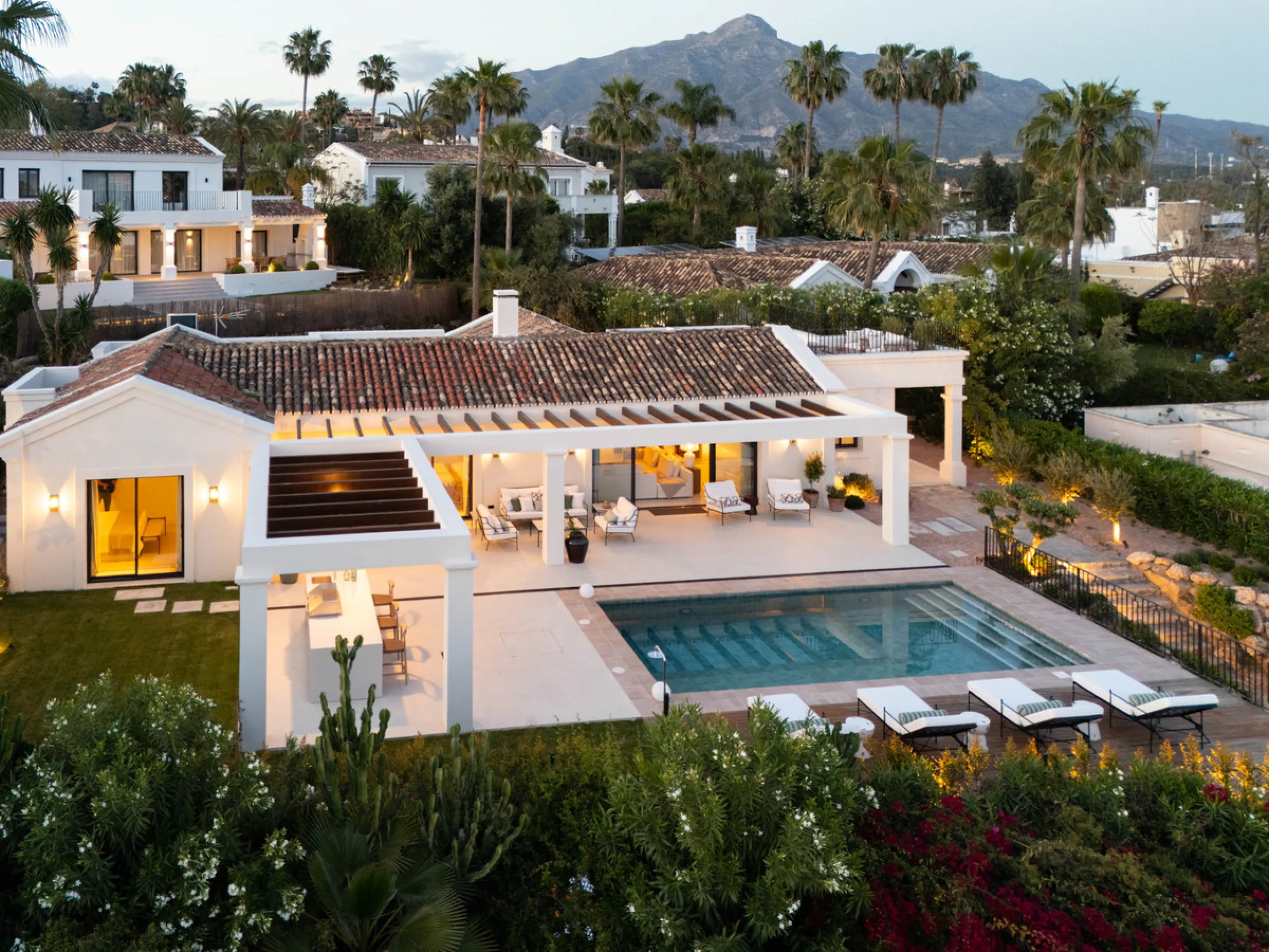 Beautifully reimagined single-level villa nestled in the heart of Nueva Andalucía, just minutes from the prestigious Los Naranjos Golf Course. Designed and developed by Casas Fintech, this exquisite four bedroom residence blends Mediterranean elegance wit