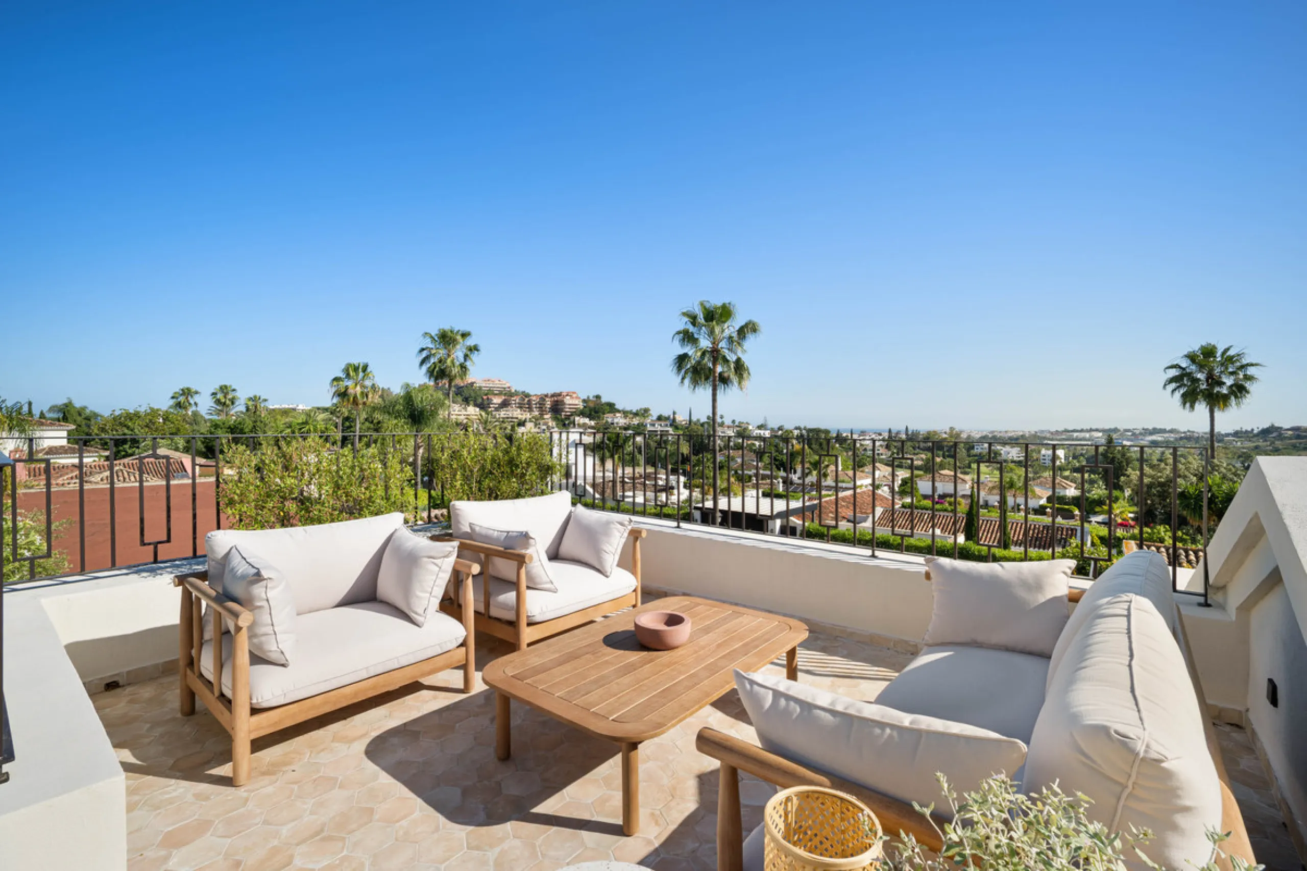 Beautifully reimagined single-level villa nestled in the heart of Nueva Andalucía, just minutes from the prestigious Los Naranjos Golf Course. Designed and developed by Casas Fintech, this exquisite four bedroom residence blends Mediterranean elegance wit