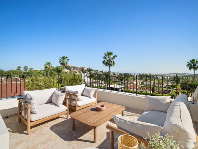 Beautifully reimagined single-level villa nestled in the heart of Nueva Andalucía, just minutes from the prestigious Los Naranjos Golf Course. Designed and developed by Casas Fintech, this exquisite four bedroom residence blends Mediterranean elegance wit