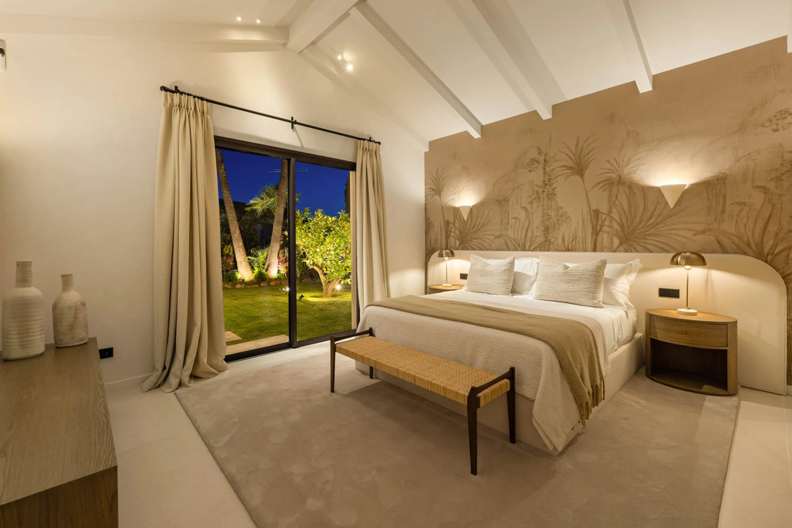 Beautifully reimagined single-level villa nestled in the heart of Nueva Andalucía, just minutes from the prestigious Los Naranjos Golf Course. Designed and developed by Casas Fintech, this exquisite four bedroom residence blends Mediterranean elegance wit