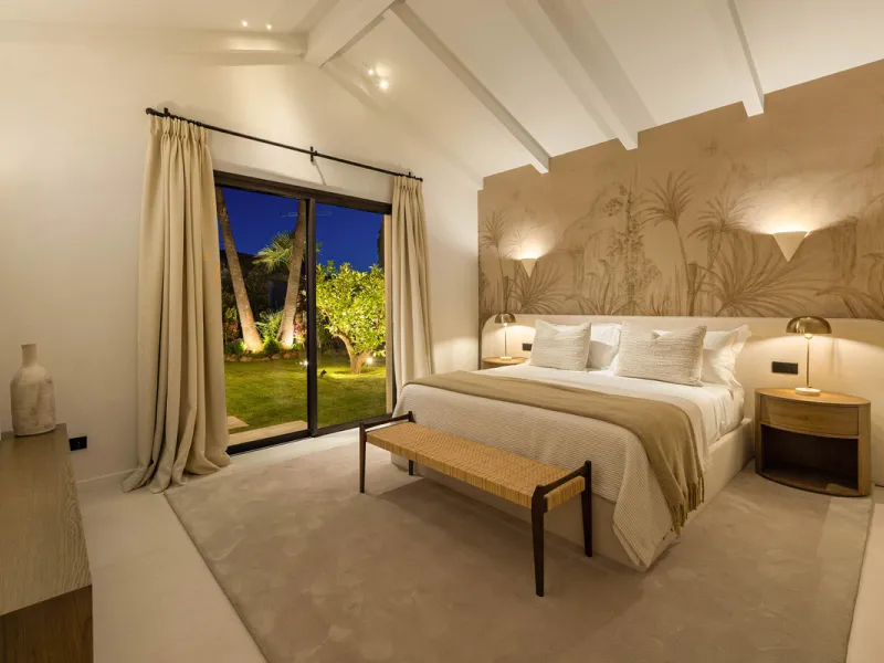 Beautifully reimagined single-level villa nestled in the heart of Nueva Andalucía, just minutes from the prestigious Los Naranjos Golf Course. Designed and developed by Casas Fintech, this exquisite four bedroom residence blends Mediterranean elegance wit