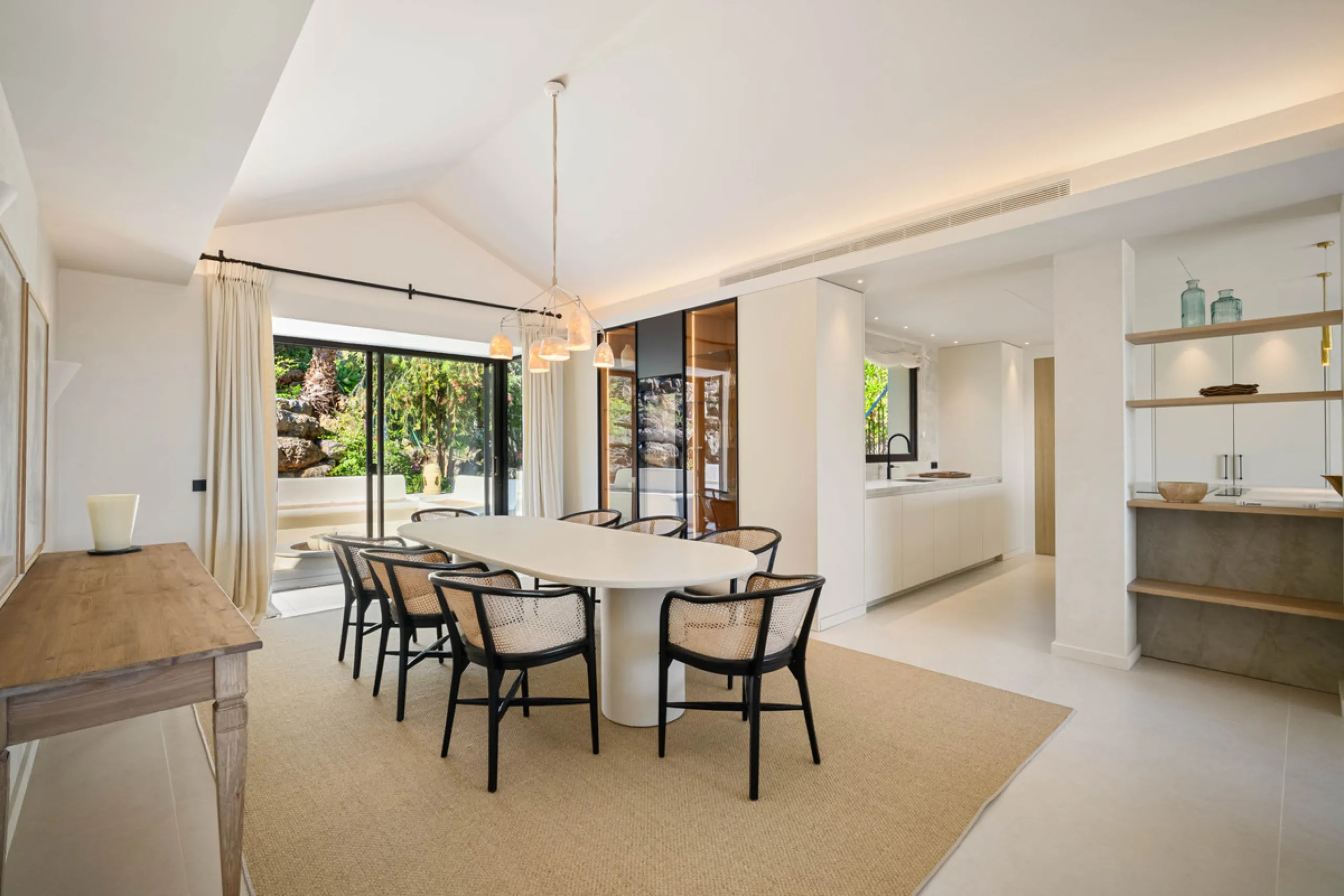 Beautifully reimagined single-level villa nestled in the heart of Nueva Andalucía, just minutes from the prestigious Los Naranjos Golf Course. Designed and developed by Casas Fintech, this exquisite four bedroom residence blends Mediterranean elegance wit