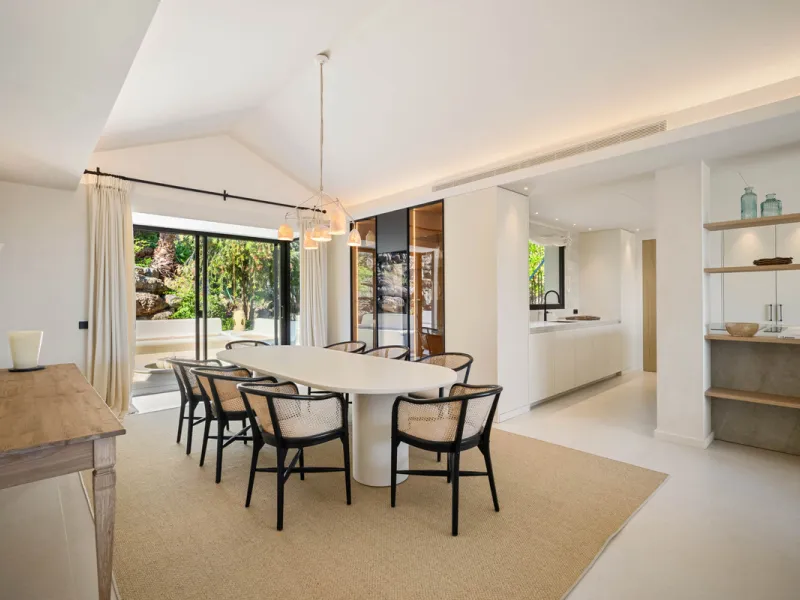 Beautifully reimagined single-level villa nestled in the heart of Nueva Andalucía, just minutes from the prestigious Los Naranjos Golf Course. Designed and developed by Casas Fintech, this exquisite four bedroom residence blends Mediterranean elegance wit