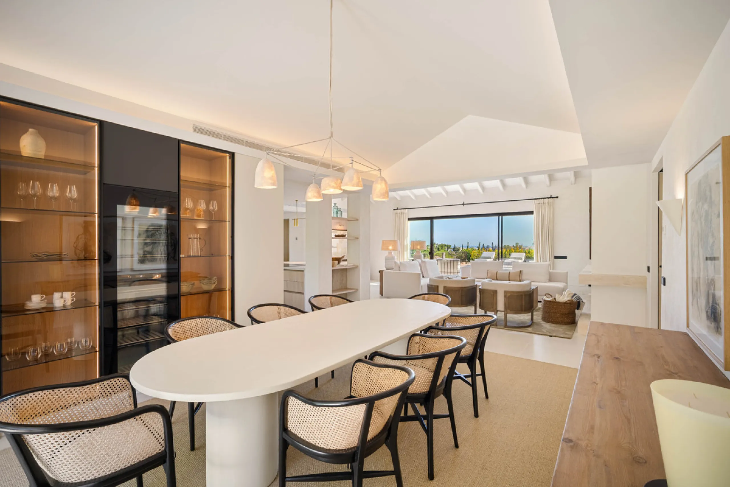 Beautifully reimagined single-level villa nestled in the heart of Nueva Andalucía, just minutes from the prestigious Los Naranjos Golf Course. Designed and developed by Casas Fintech, this exquisite four bedroom residence blends Mediterranean elegance wit