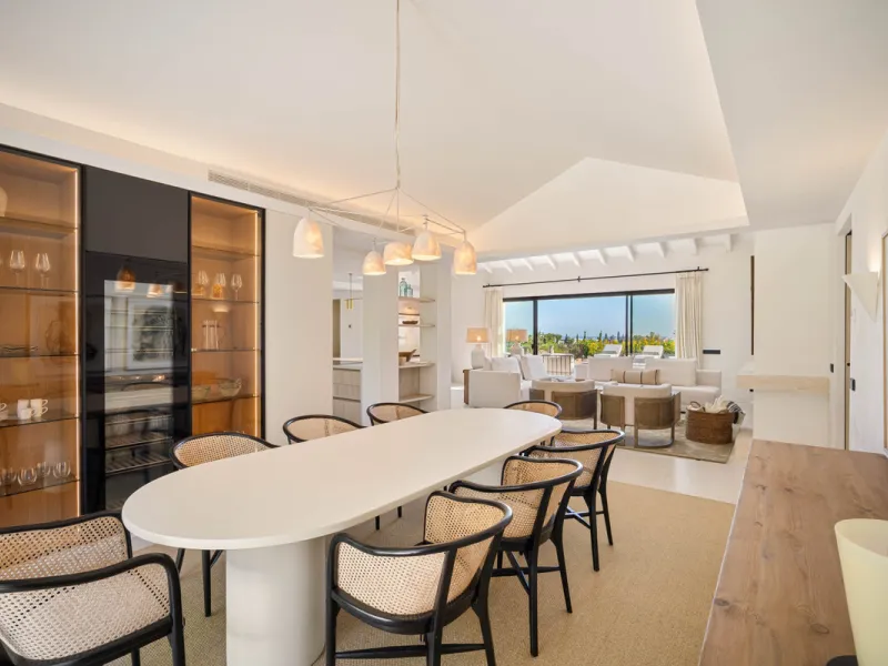 Beautifully reimagined single-level villa nestled in the heart of Nueva Andalucía, just minutes from the prestigious Los Naranjos Golf Course. Designed and developed by Casas Fintech, this exquisite four bedroom residence blends Mediterranean elegance wit