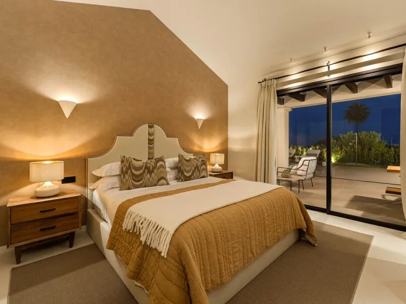 Beautifully reimagined single-level villa nestled in the heart of Nueva Andalucía, just minutes from the prestigious Los Naranjos Golf Course. Designed and developed by Casas Fintech, this exquisite four bedroom residence blends Mediterranean elegance wit