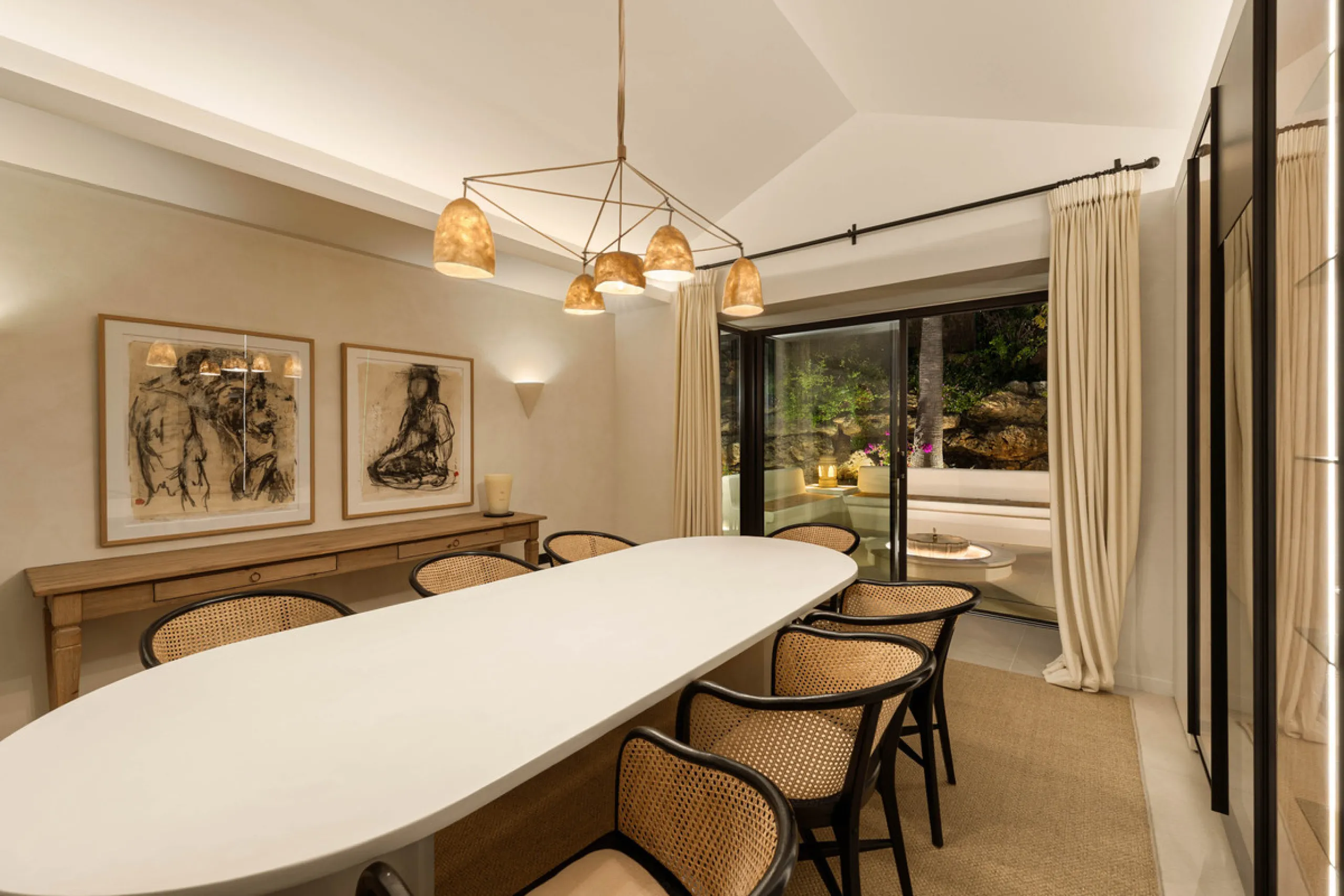 Beautifully reimagined single-level villa nestled in the heart of Nueva Andalucía, just minutes from the prestigious Los Naranjos Golf Course. Designed and developed by Casas Fintech, this exquisite four bedroom residence blends Mediterranean elegance wit