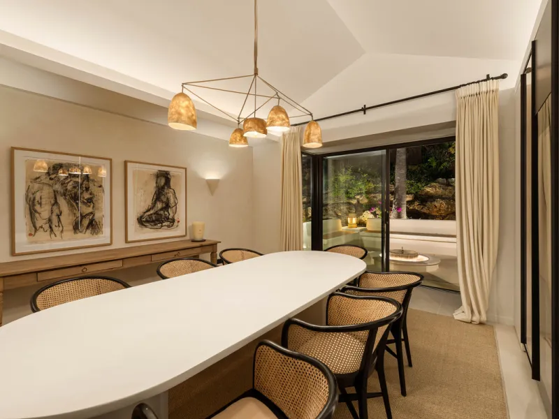 Beautifully reimagined single-level villa nestled in the heart of Nueva Andalucía, just minutes from the prestigious Los Naranjos Golf Course. Designed and developed by Casas Fintech, this exquisite four bedroom residence blends Mediterranean elegance wit