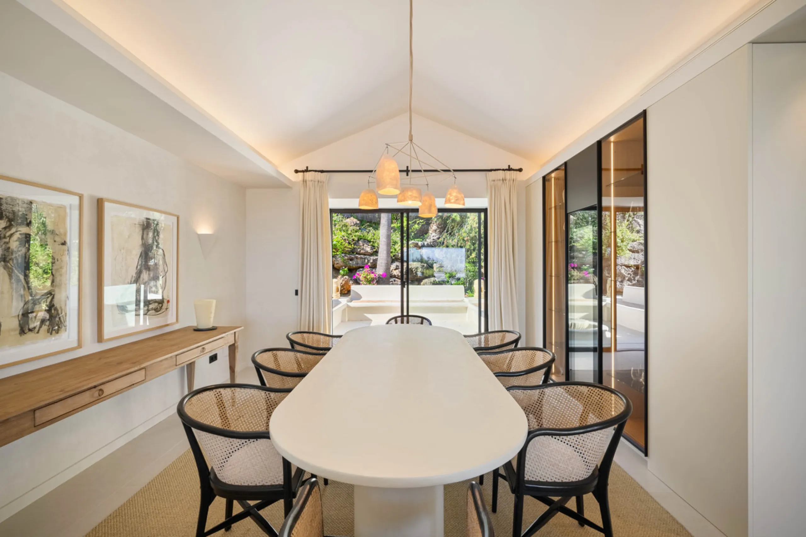 Beautifully reimagined single-level villa nestled in the heart of Nueva Andalucía, just minutes from the prestigious Los Naranjos Golf Course. Designed and developed by Casas Fintech, this exquisite four bedroom residence blends Mediterranean elegance wit