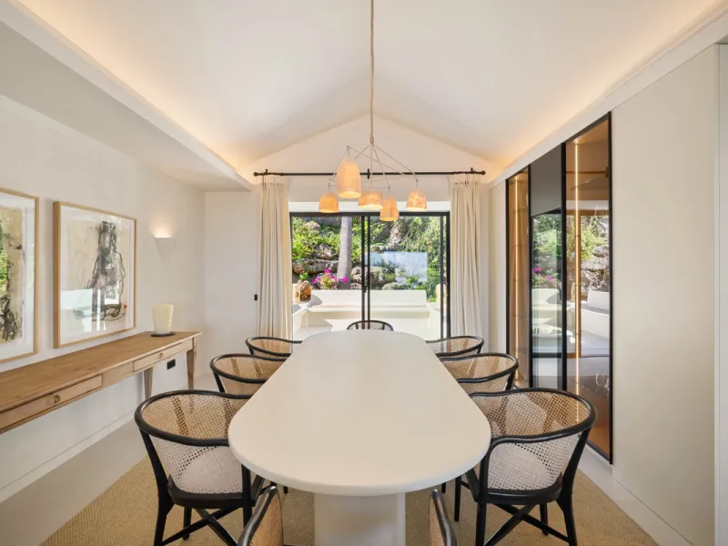Beautifully reimagined single-level villa nestled in the heart of Nueva Andalucía, just minutes from the prestigious Los Naranjos Golf Course. Designed and developed by Casas Fintech, this exquisite four bedroom residence blends Mediterranean elegance wit