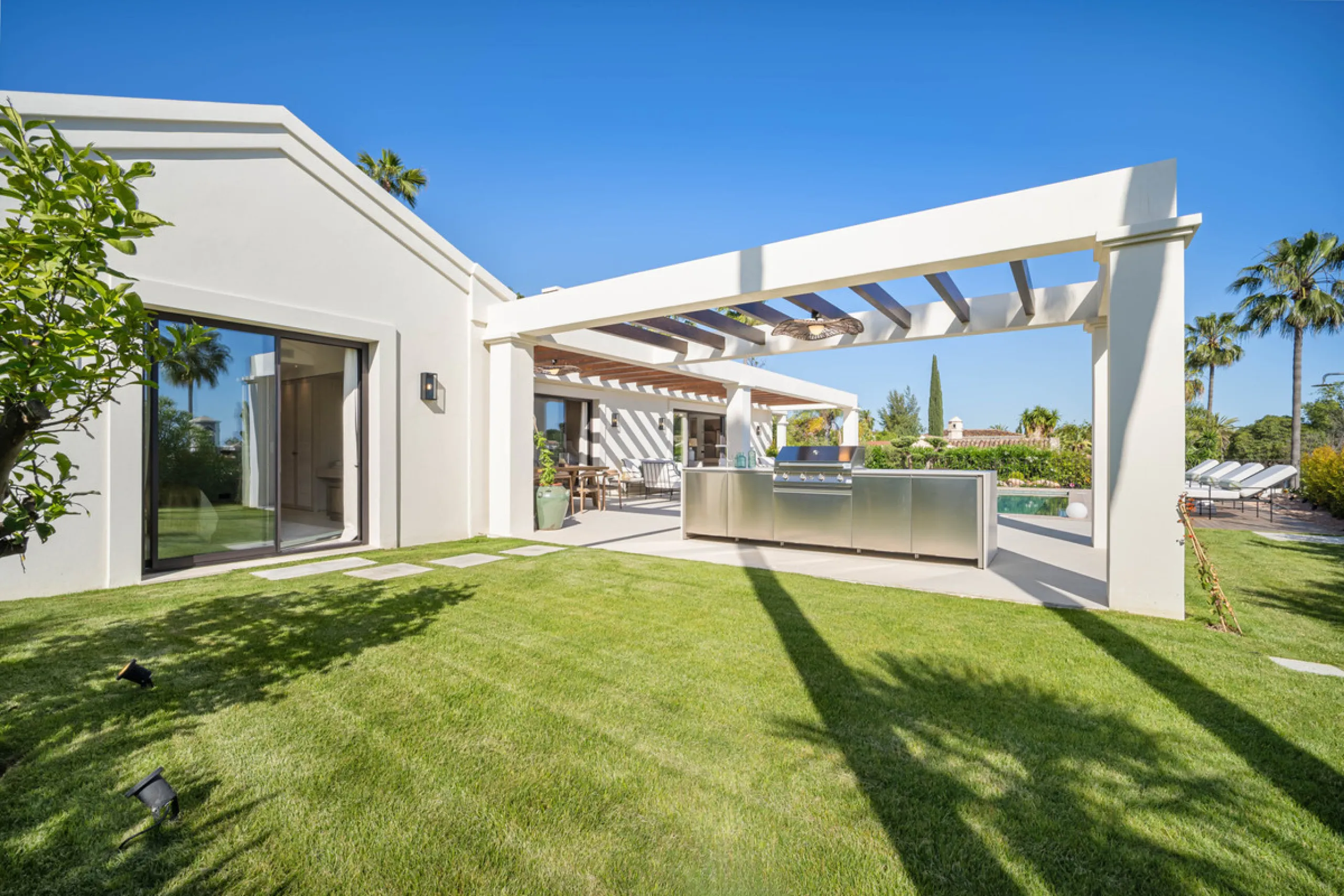 Beautifully reimagined single-level villa nestled in the heart of Nueva Andalucía, just minutes from the prestigious Los Naranjos Golf Course. Designed and developed by Casas Fintech, this exquisite four bedroom residence blends Mediterranean elegance wit