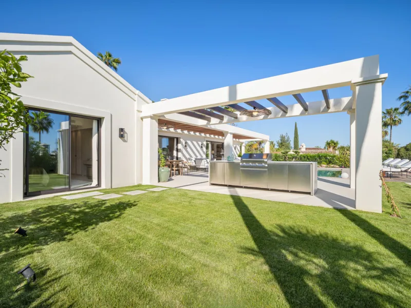 Beautifully reimagined single-level villa nestled in the heart of Nueva Andalucía, just minutes from the prestigious Los Naranjos Golf Course. Designed and developed by Casas Fintech, this exquisite four bedroom residence blends Mediterranean elegance wit