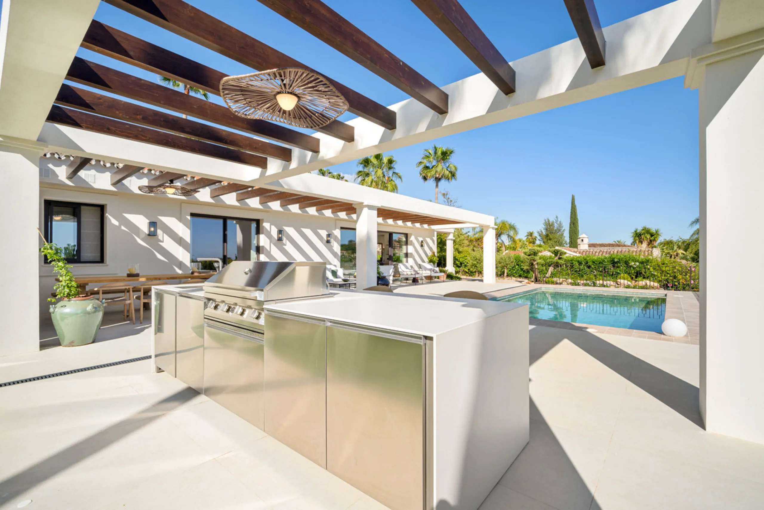Beautifully reimagined single-level villa nestled in the heart of Nueva Andalucía, just minutes from the prestigious Los Naranjos Golf Course. Designed and developed by Casas Fintech, this exquisite four bedroom residence blends Mediterranean elegance wit