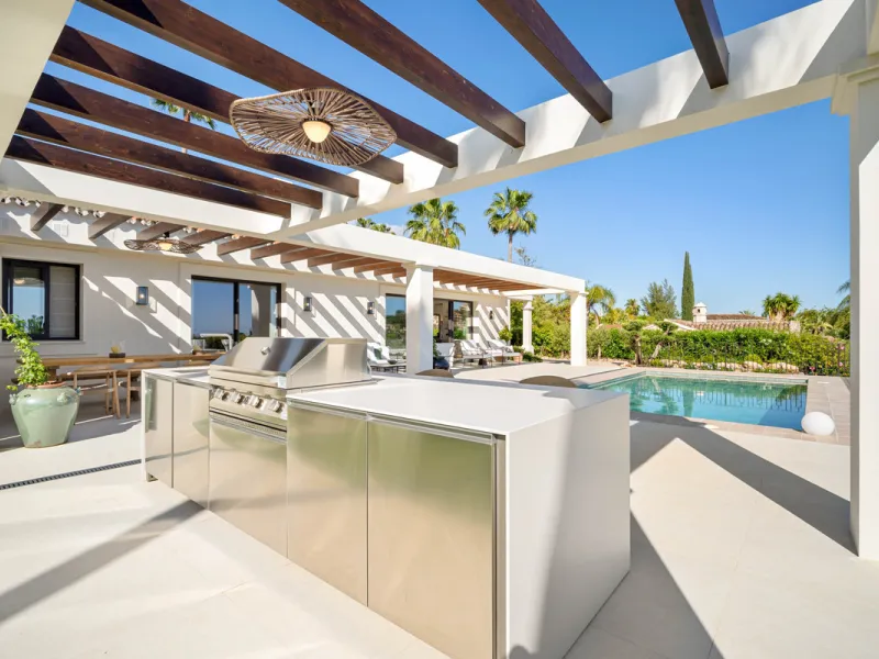 Beautifully reimagined single-level villa nestled in the heart of Nueva Andalucía, just minutes from the prestigious Los Naranjos Golf Course. Designed and developed by Casas Fintech, this exquisite four bedroom residence blends Mediterranean elegance wit