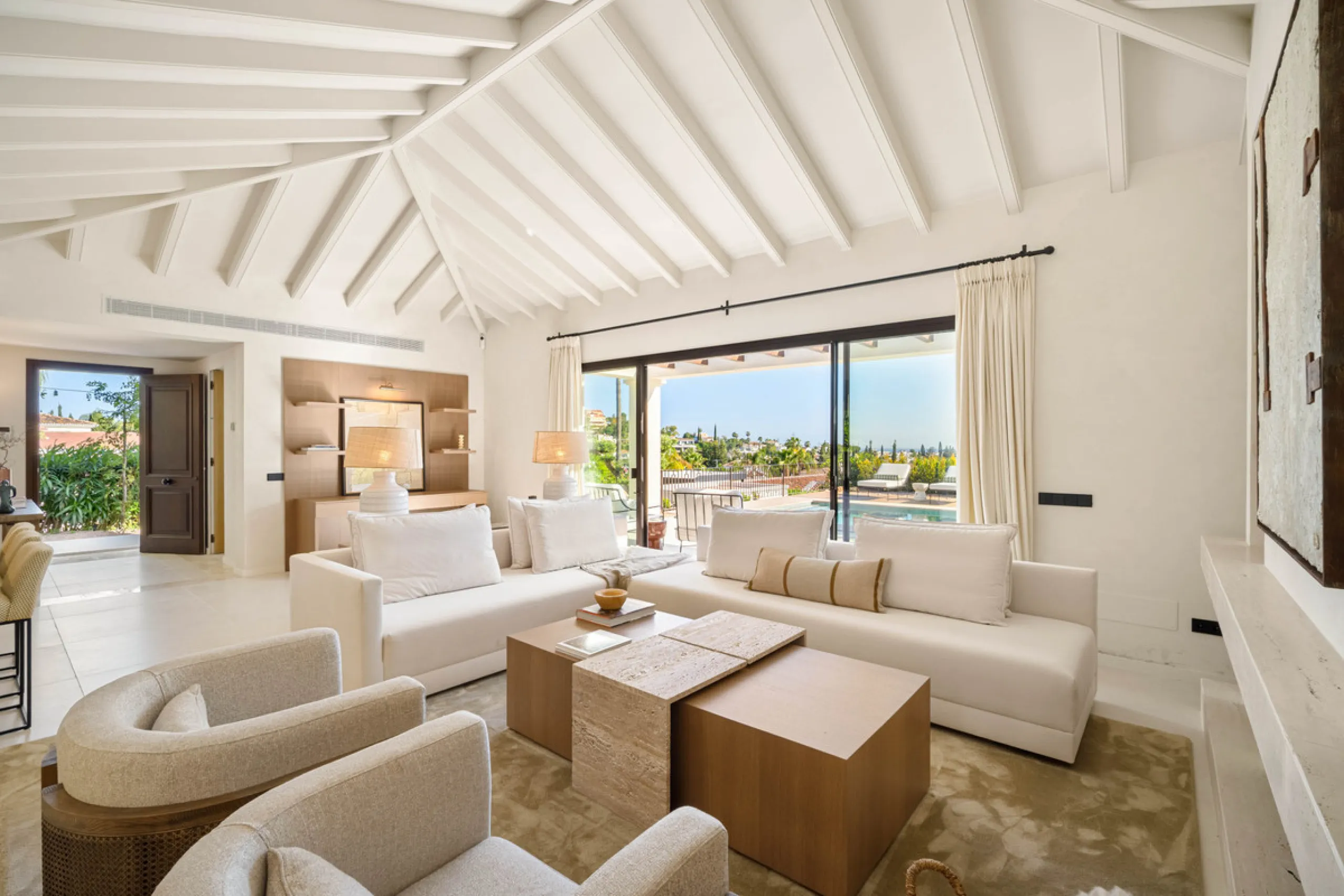Beautifully reimagined single-level villa nestled in the heart of Nueva Andalucía, just minutes from the prestigious Los Naranjos Golf Course. Designed and developed by Casas Fintech, this exquisite four bedroom residence blends Mediterranean elegance wit