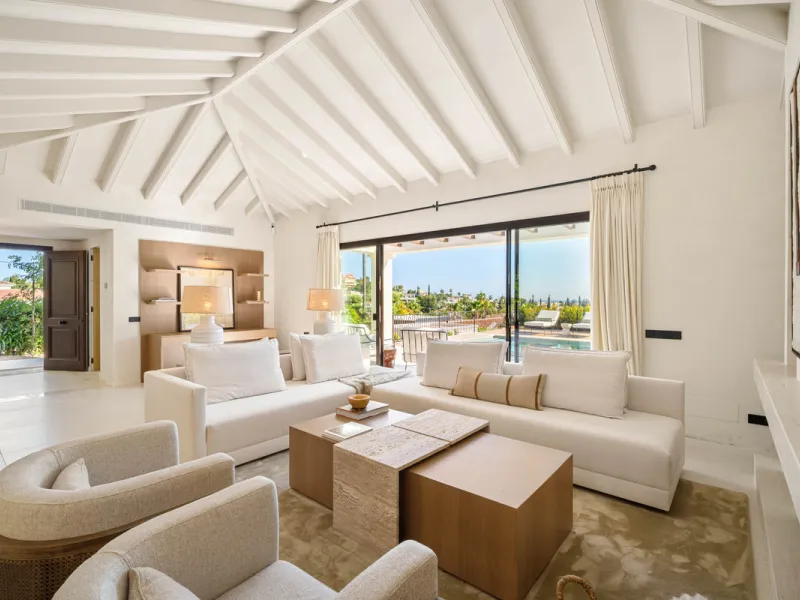Beautifully reimagined single-level villa nestled in the heart of Nueva Andalucía, just minutes from the prestigious Los Naranjos Golf Course. Designed and developed by Casas Fintech, this exquisite four bedroom residence blends Mediterranean elegance wit
