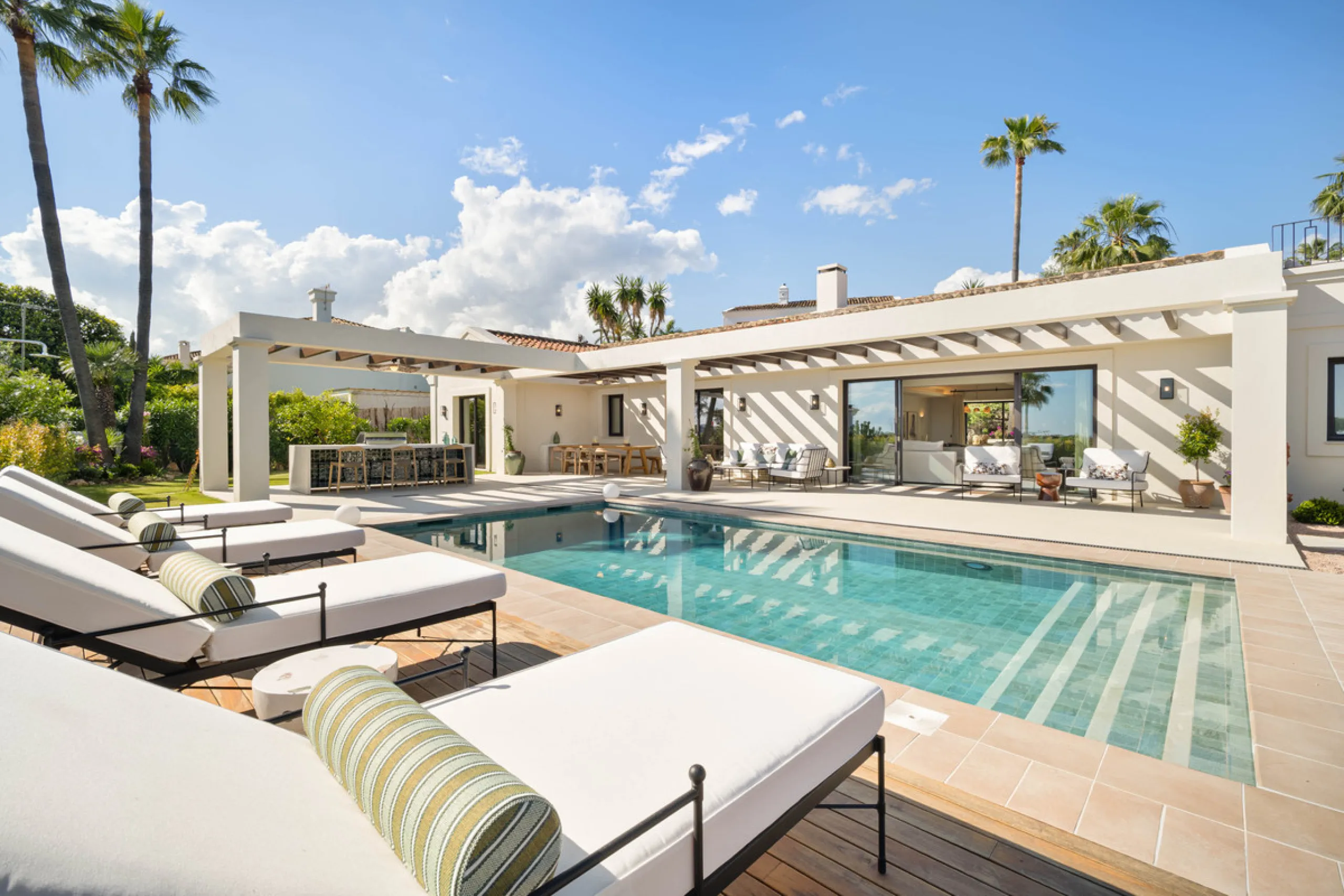 Beautifully reimagined single-level villa nestled in the heart of Nueva Andalucía, just minutes from the prestigious Los Naranjos Golf Course. Designed and developed by Casas Fintech, this exquisite four bedroom residence blends Mediterranean elegance wit