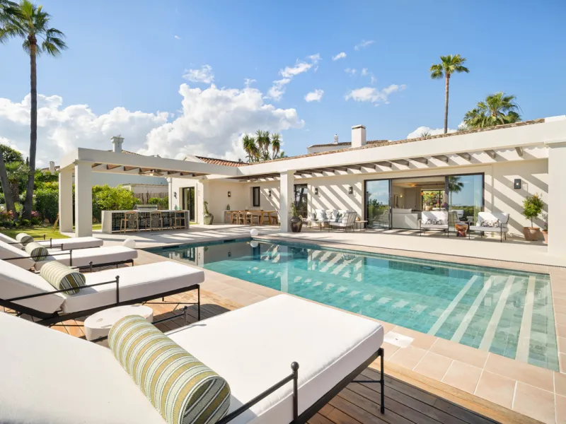 Beautifully reimagined single-level villa nestled in the heart of Nueva Andalucía, just minutes from the prestigious Los Naranjos Golf Course. Designed and developed by Casas Fintech, this exquisite four bedroom residence blends Mediterranean elegance wit