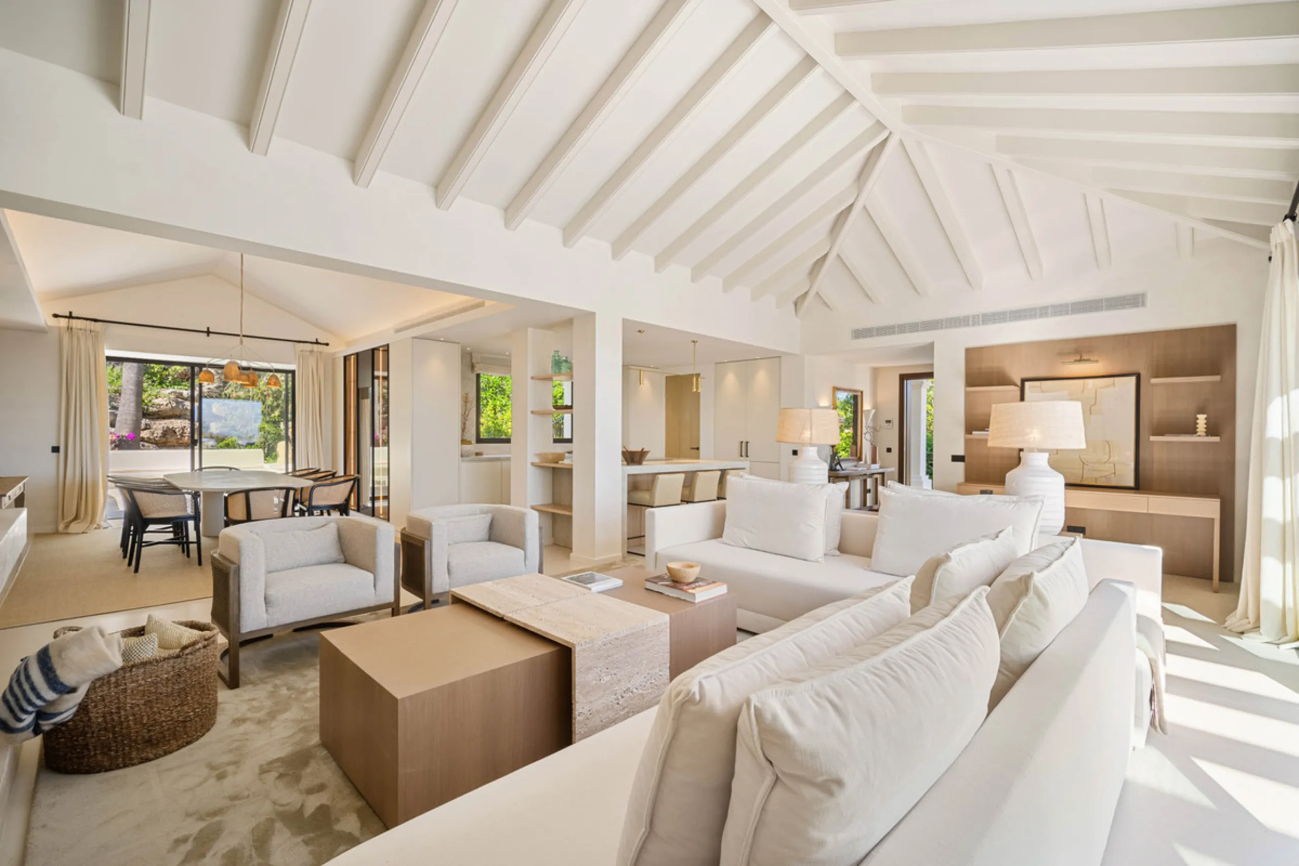 Beautifully reimagined single-level villa nestled in the heart of Nueva Andalucía, just minutes from the prestigious Los Naranjos Golf Course. Designed and developed by Casas Fintech, this exquisite four bedroom residence blends Mediterranean elegance wit