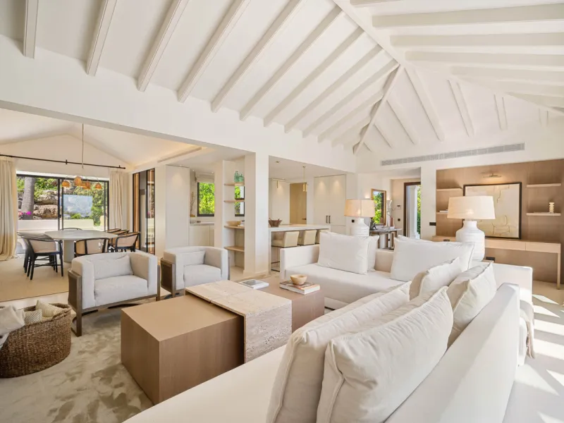 Beautifully reimagined single-level villa nestled in the heart of Nueva Andalucía, just minutes from the prestigious Los Naranjos Golf Course. Designed and developed by Casas Fintech, this exquisite four bedroom residence blends Mediterranean elegance wit