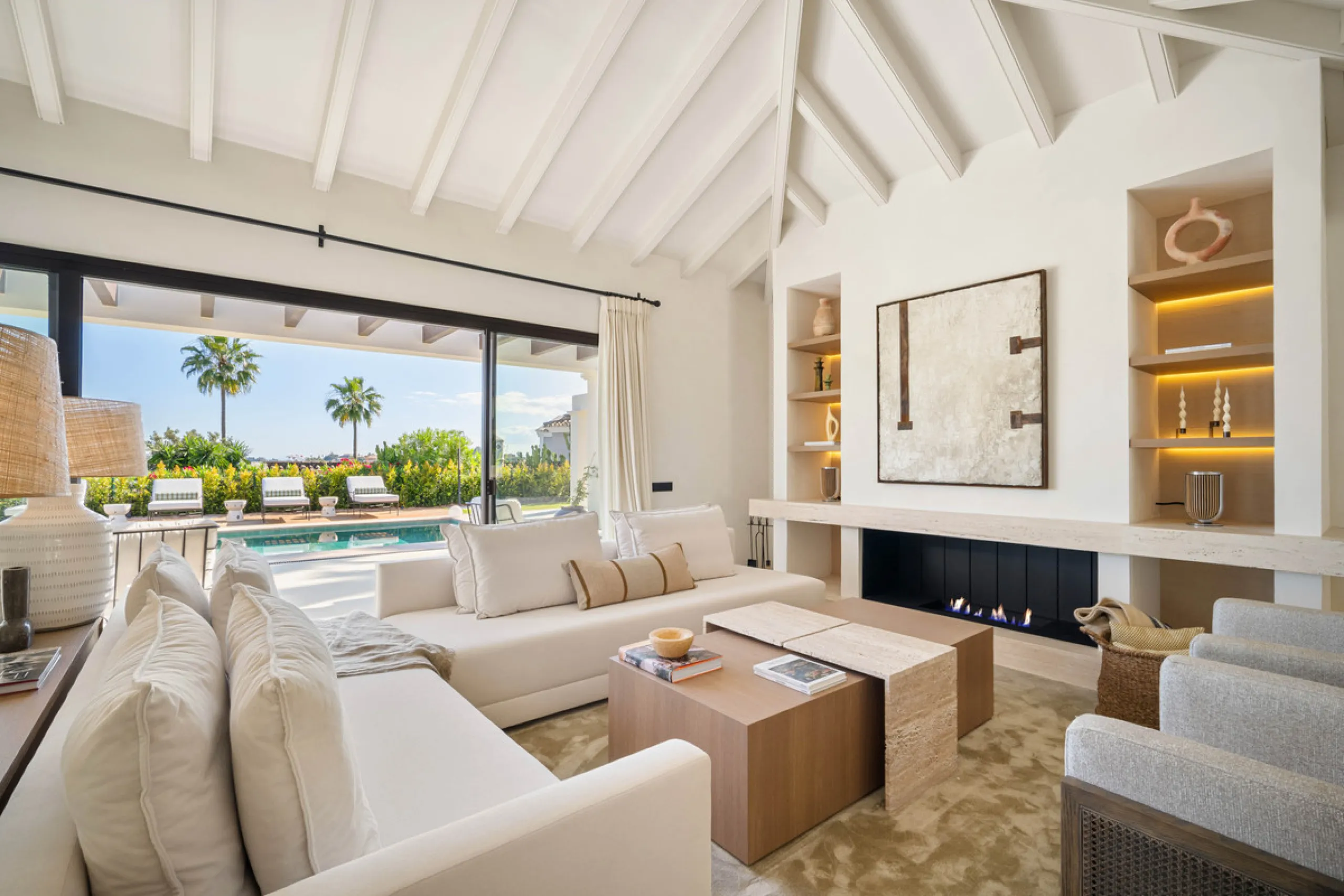 Beautifully reimagined single-level villa nestled in the heart of Nueva Andalucía, just minutes from the prestigious Los Naranjos Golf Course. Designed and developed by Casas Fintech, this exquisite four bedroom residence blends Mediterranean elegance wit