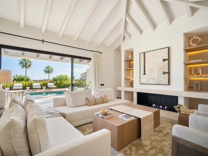 Beautifully reimagined single-level villa nestled in the heart of Nueva Andalucía, just minutes from the prestigious Los Naranjos Golf Course. Designed and developed by Casas Fintech, this exquisite four bedroom residence blends Mediterranean elegance wit