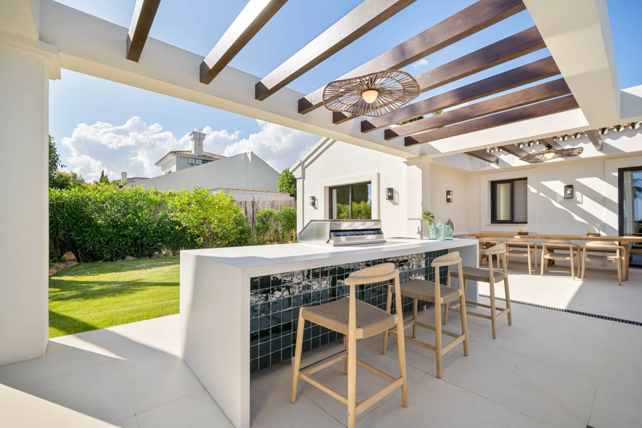 Beautifully reimagined single-level villa nestled in the heart of Nueva Andalucía, just minutes from the prestigious Los Naranjos Golf Course. Designed and developed by Casas Fintech, this exquisite four bedroom residence blends Mediterranean elegance wit