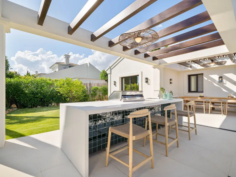 Beautifully reimagined single-level villa nestled in the heart of Nueva Andalucía, just minutes from the prestigious Los Naranjos Golf Course. Designed and developed by Casas Fintech, this exquisite four bedroom residence blends Mediterranean elegance wit