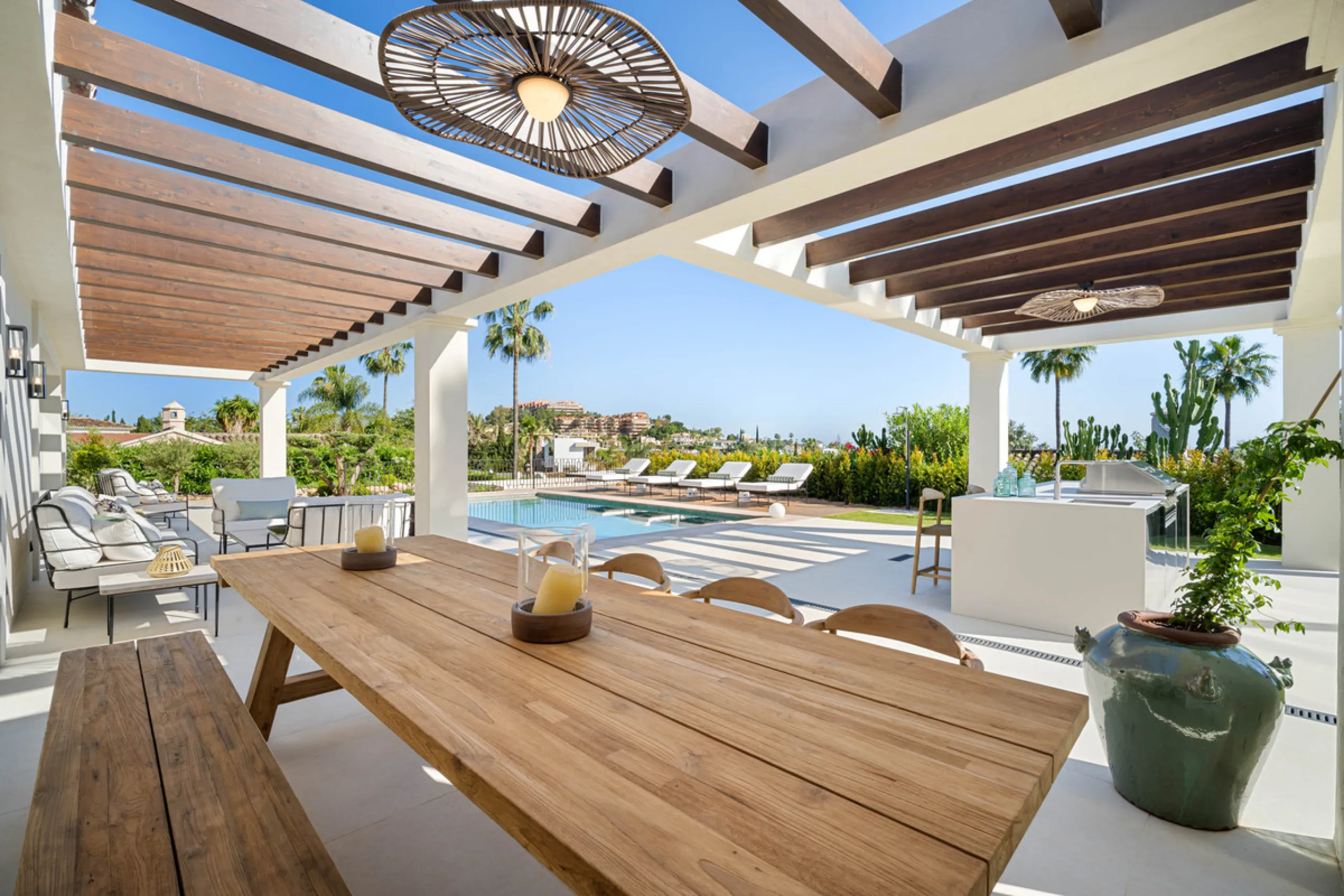 Beautifully reimagined single-level villa nestled in the heart of Nueva Andalucía, just minutes from the prestigious Los Naranjos Golf Course. Designed and developed by Casas Fintech, this exquisite four bedroom residence blends Mediterranean elegance wit