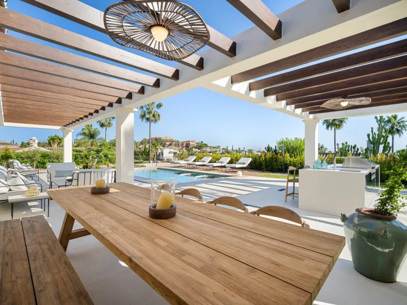 Beautifully reimagined single-level villa nestled in the heart of Nueva Andalucía, just minutes from the prestigious Los Naranjos Golf Course. Designed and developed by Casas Fintech, this exquisite four bedroom residence blends Mediterranean elegance wit