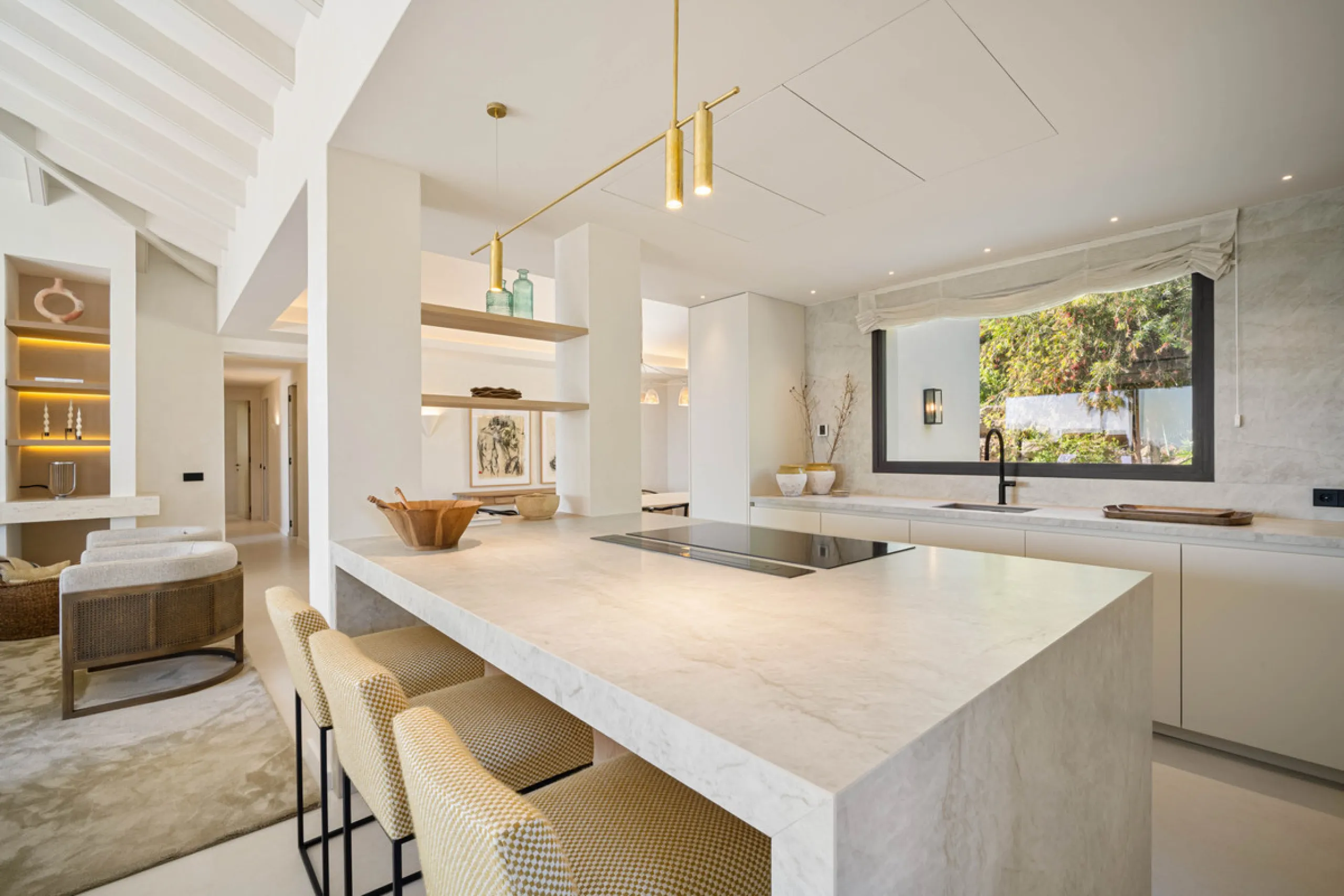 Beautifully reimagined single-level villa nestled in the heart of Nueva Andalucía, just minutes from the prestigious Los Naranjos Golf Course. Designed and developed by Casas Fintech, this exquisite four bedroom residence blends Mediterranean elegance wit