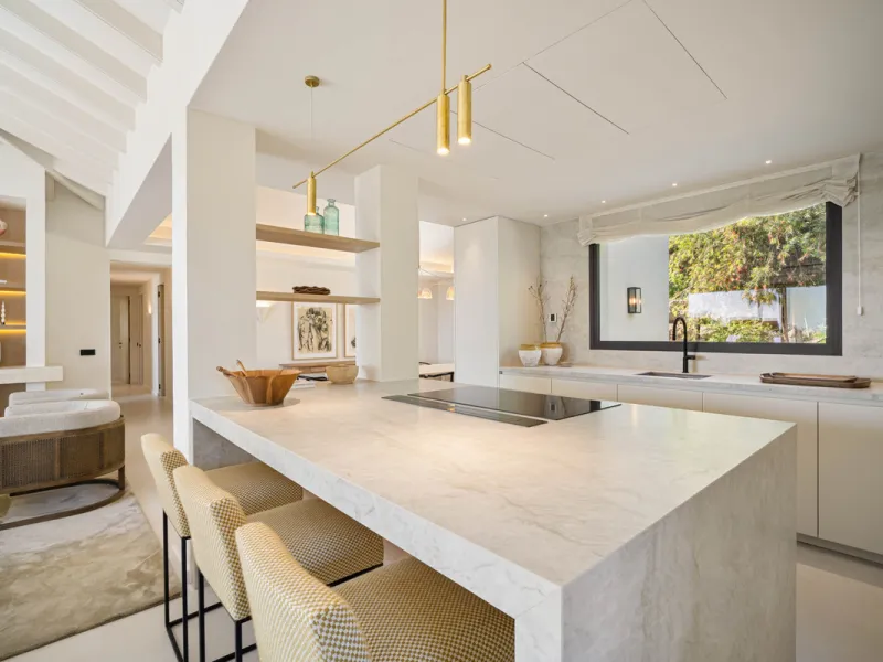 Beautifully reimagined single-level villa nestled in the heart of Nueva Andalucía, just minutes from the prestigious Los Naranjos Golf Course. Designed and developed by Casas Fintech, this exquisite four bedroom residence blends Mediterranean elegance wit
