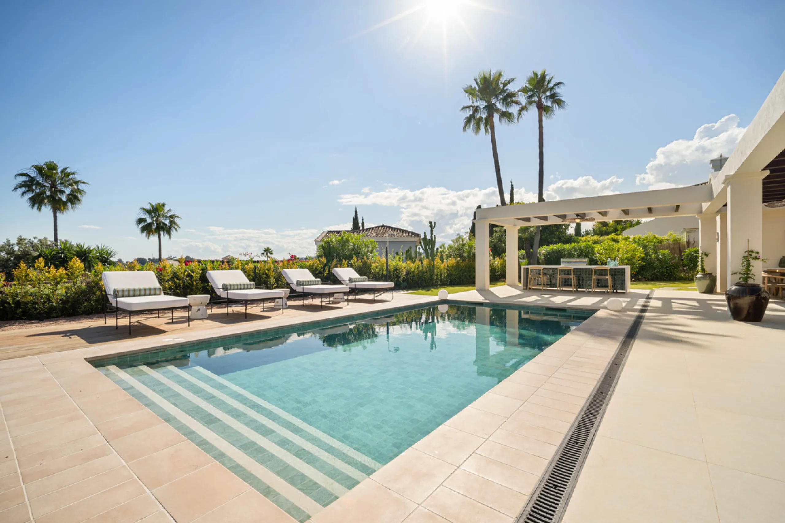 Beautifully reimagined single-level villa nestled in the heart of Nueva Andalucía, just minutes from the prestigious Los Naranjos Golf Course. Designed and developed by Casas Fintech, this exquisite four bedroom residence blends Mediterranean elegance wit