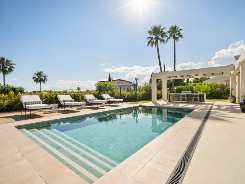 Beautifully reimagined single-level villa nestled in the heart of Nueva Andalucía, just minutes from the prestigious Los Naranjos Golf Course. Designed and developed by Casas Fintech, this exquisite four bedroom residence blends Mediterranean elegance wit
