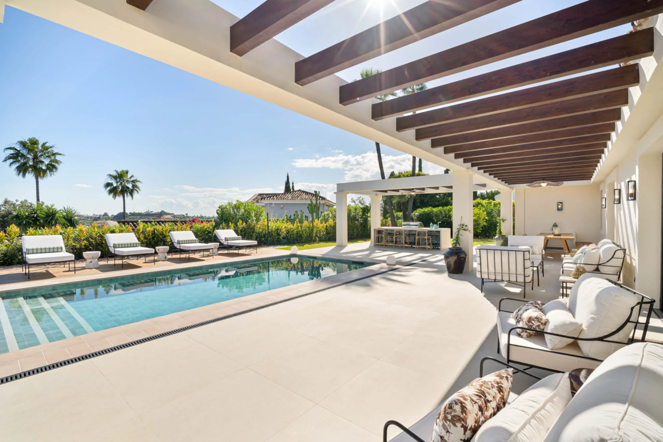 Beautifully reimagined single-level villa nestled in the heart of Nueva Andalucía, just minutes from the prestigious Los Naranjos Golf Course. Designed and developed by Casas Fintech, this exquisite four bedroom residence blends Mediterranean elegance wit